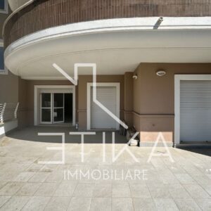 Vendesi appartamento con ampio terrazzo e box auto, Segni V250619
