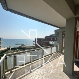 Luminoso Appartamento con Vista Mozzafiato e Spiaggia a Due Passi! V2502620